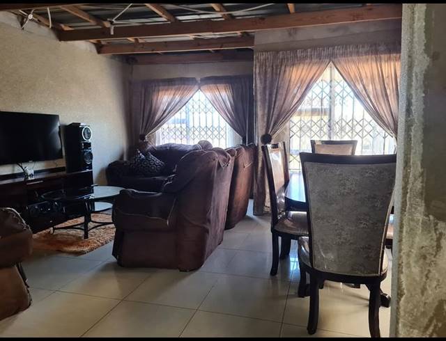 2 BEDROOM HOUSE FOR SALE IN STRETFORD